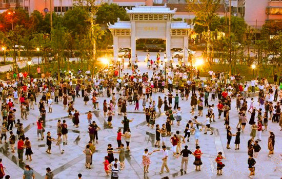 广场舞太吵，老婆难产，男子无奈报警